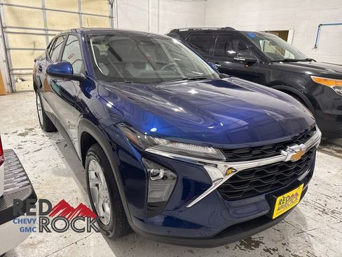 Used 2024 Chevrolet Trax LS w/ LS Convenience Package image 3
