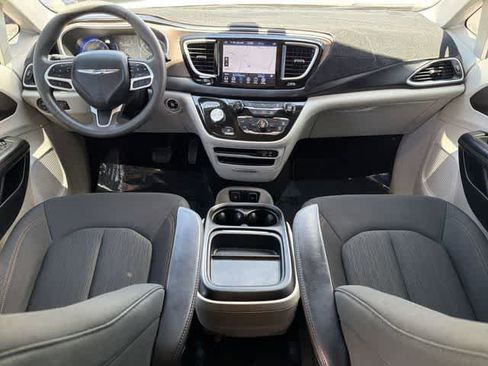 Used 2018 Chrysler Pacifica Touring Plus w/ Tire & Wheel Group FWD image 13