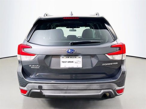Used 2022 Subaru Forester Premium image 6