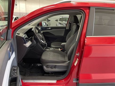 Used 2023 Volkswagen Taos SE w/ Panoramic Sunroof Package FWD image 7