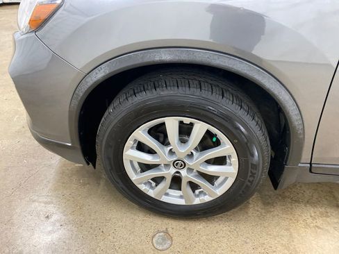 Used 2017 Nissan Rogue SV AWD/4WD image 16