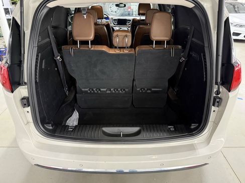 Used 2017 Chrysler Pacifica Limited w/ UConnect Theater Package FWD image 9