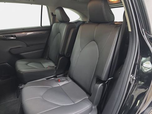 Certified 2024 Toyota Highlander Limited AWD/4WD image 11