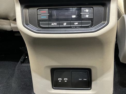 Used 2024 Volkswagen Atlas SE image 32