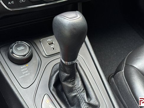 Used 2019 Jeep Cherokee Latitude Plus AWD/4WD image 24