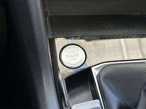 Used 2022 Volkswagen Taos SEL image 28