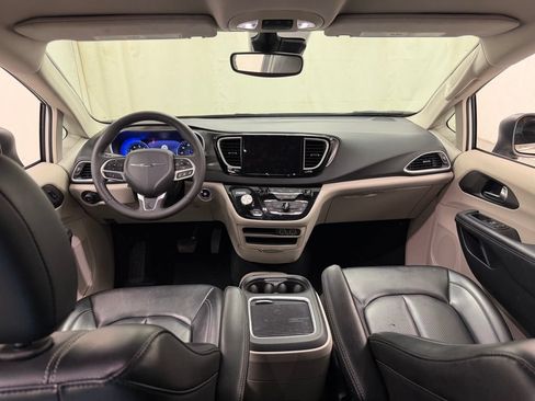Used 2023 Chrysler Pacifica Touring-L FWD image 22