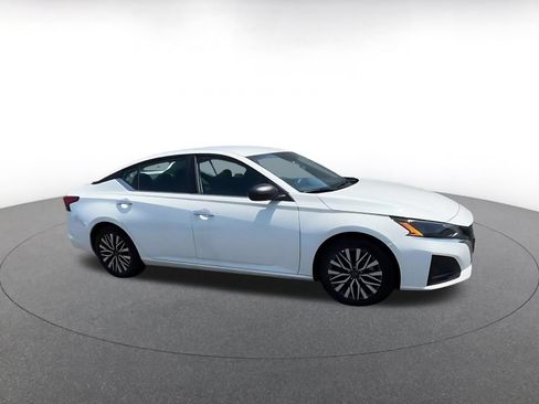 Used 2025 Nissan Altima 2.5 SV FWD image 2
