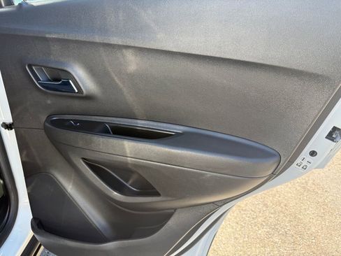 Used 2018 Chevrolet Trax LT w/ LT Convenience Package image 25