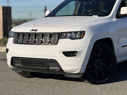 Used 2021 Jeep Grand Cherokee Laredo X image 3