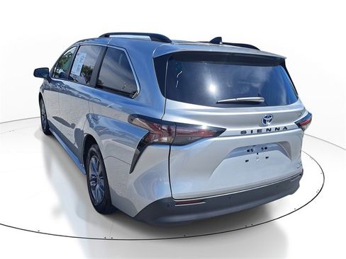 Used 2024 Toyota Sienna XLE image 3
