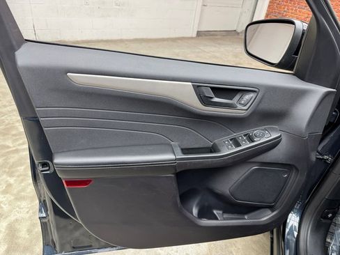 Used 2022 Ford Escape SE w/ SE Sport Appearance Package image 10