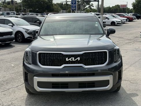 Used 2024 Kia Telluride EX w/ EX Captain's Chair Package FWD image 3