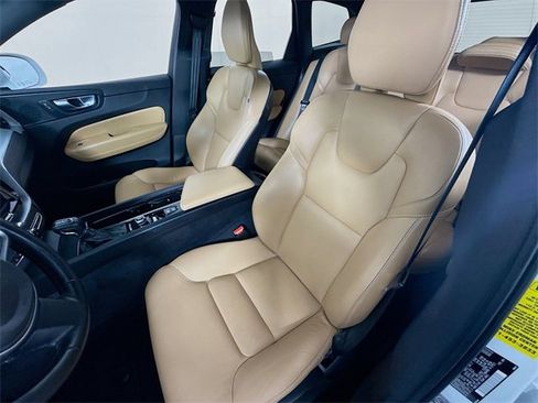 Used 2020 Volvo XC60 T5 Momentum image 5