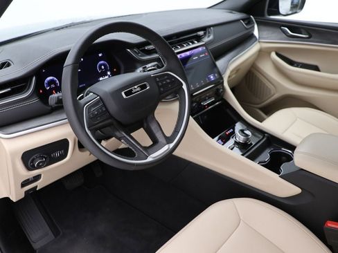 Used 2025 Jeep Grand Cherokee Limited AWD/4WD image 14