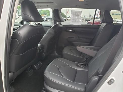 Used 2024 Toyota Highlander XLE AWD/4WD image 13