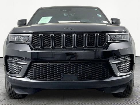 Used 2025 Jeep Grand Cherokee Altitude AWD/4WD image 2
