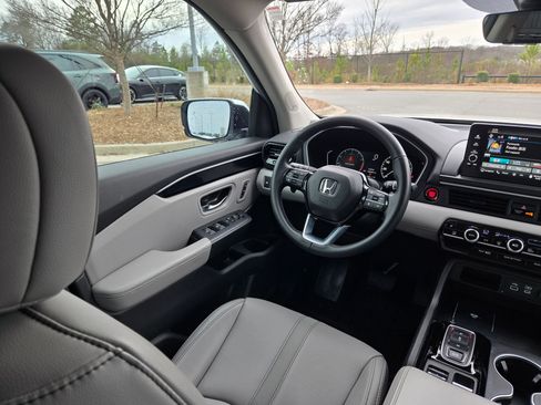 Used 2025 Honda Pilot Touring image 9