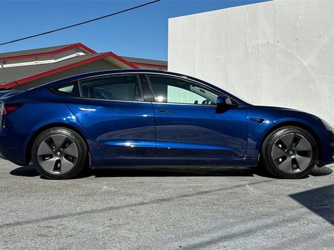 Used 2023 Tesla Model 3 Standard Range image 3