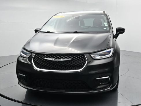 Used 2023 Chrysler Pacifica Touring-L FWD image 3