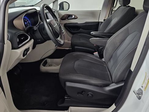 Used 2022 Chrysler Voyager LX FWD image 18