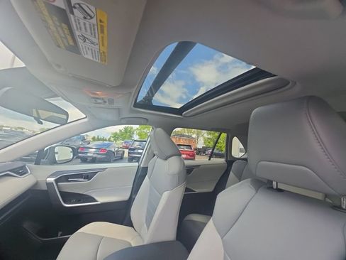 Used 2021 Toyota RAV4 XLE Premium AWD/4WD image 15