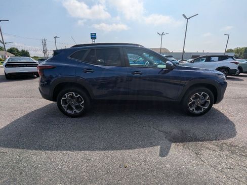 Used 2024 Chevrolet Trax LT w/ LT Convenience Package FWD image 8