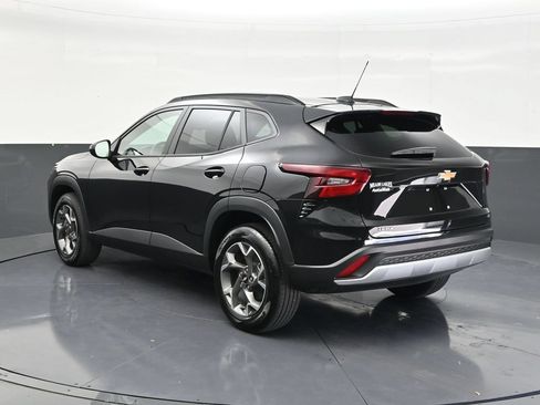 Used 2025 Chevrolet Trax LT FWD image 3