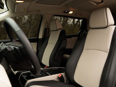 Used 2025 Honda Odyssey Elite image 17