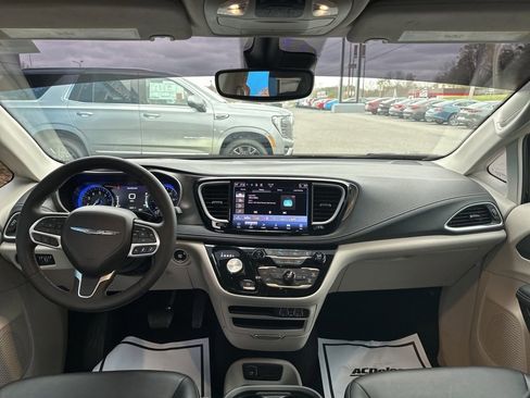 Used 2024 Chrysler Pacifica Touring-L AWD/4WD image 2