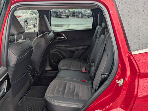 Used 2023 Mitsubishi Outlander SE image 17