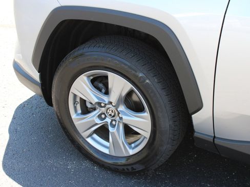 Used 2022 Toyota RAV4 LE AWD/4WD image 11