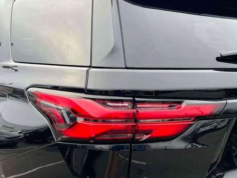 Used 2023 Chevrolet Traverse LT image 9