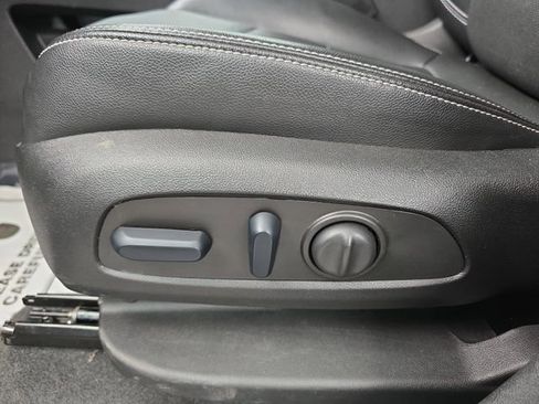 Used 2024 GMC Terrain SLT image 24