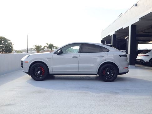 Certified 2025 Porsche Cayenne Turbo w/ Technology Package AWD/4WD image 2