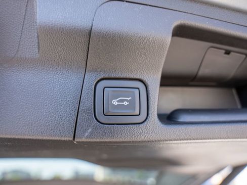 Used 2023 GMC Acadia SLT image 12