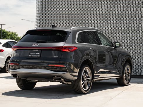 Certified 2025 Audi Q5 Premium w/ Convenience Package AWD/4WD image 4