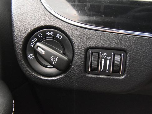 Used 2016 Chrysler Town & Country S image 27