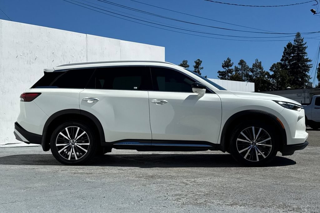 Used 2023 INFINITI QX60 Sensory w/ Vision Package AWD/4WD image 2