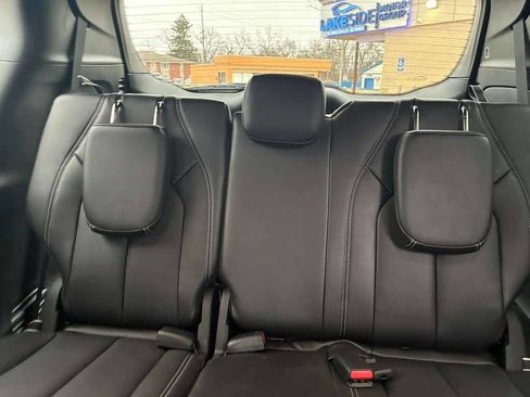Used 2026 Chrysler Pacifica Select image 13