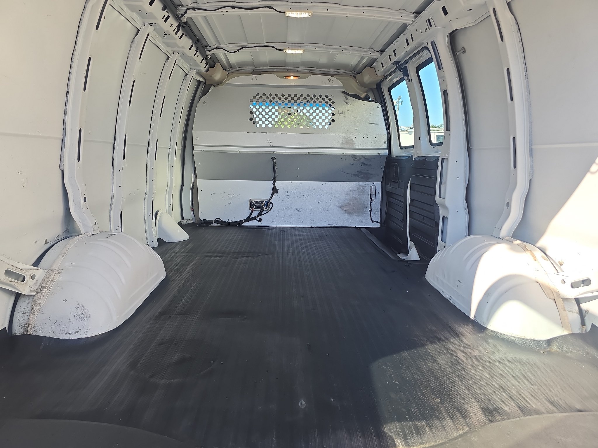 Used 2015 Chevrolet Express 2500 RWD image 11
