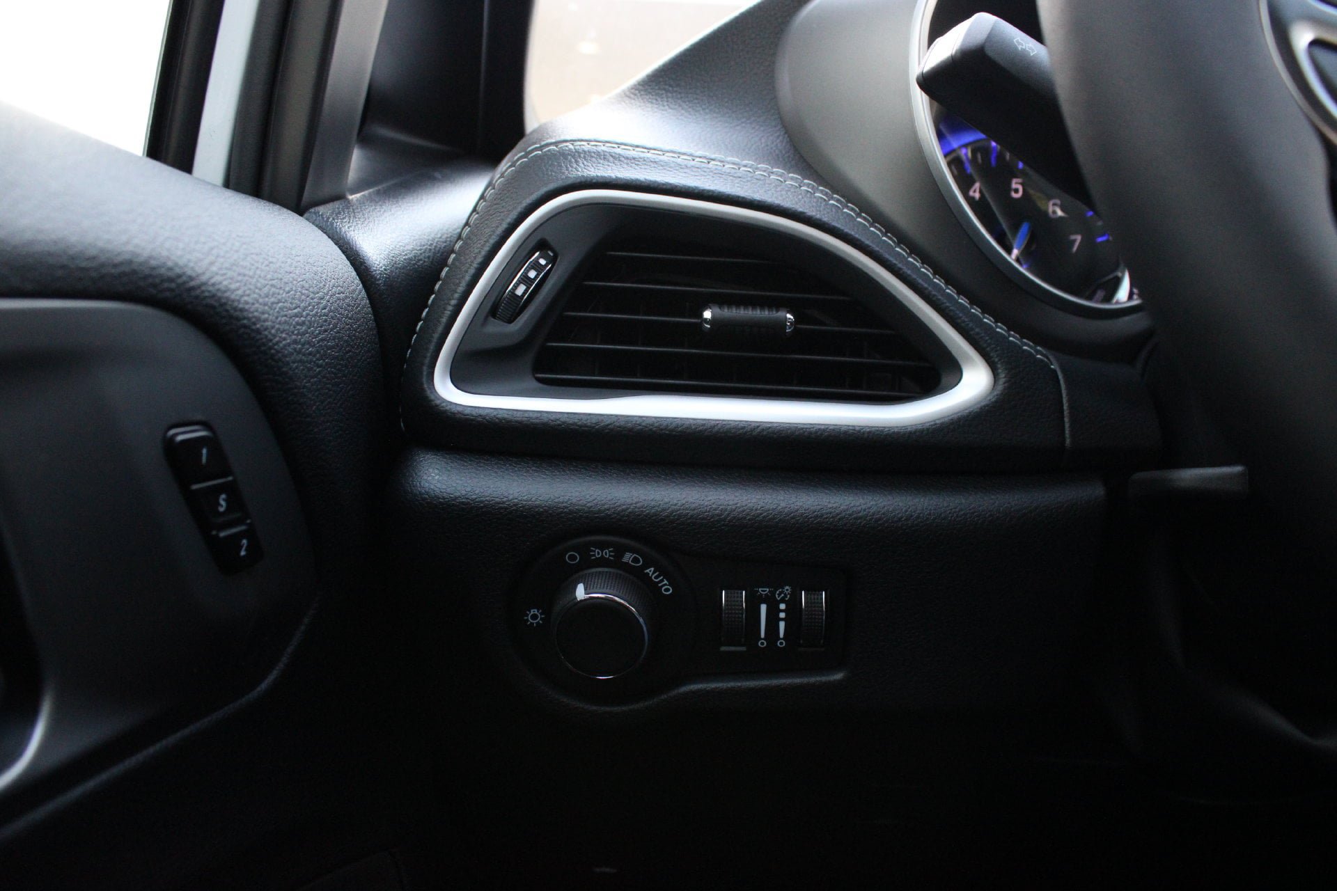 New 2027 Chrysler Pacifica Select FWD image 29
