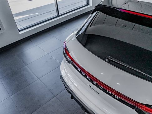 Certified 2025 Porsche Macan AWD/4WD image 32