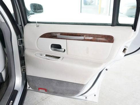 Used 1998 Lincoln Town Car Executive RWD image 16
