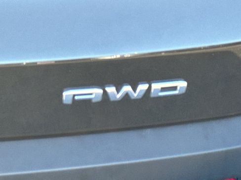 Certified 2023 GMC Acadia SLT w/ Preferred Package image 9