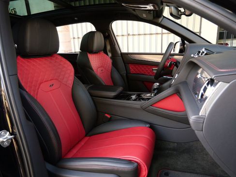 Used 2022 Bentley Bentayga S image 25