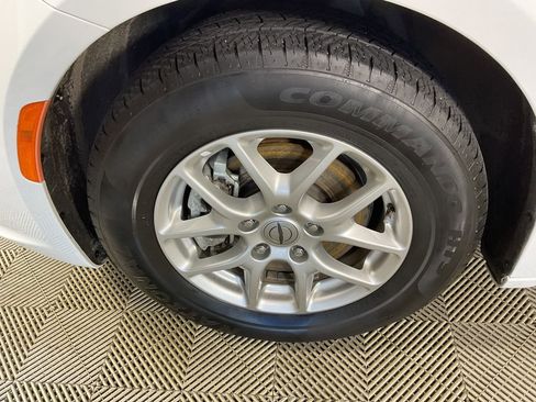 Used 2023 Chrysler Pacifica Touring-L FWD image 5