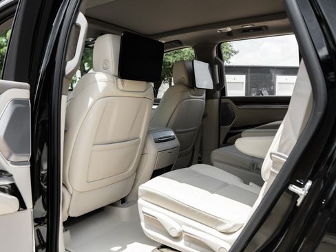 Used 2026 Cadillac Escalade Platinum Sport w/ LPO, Floor Liner Package AWD/4WD image 35