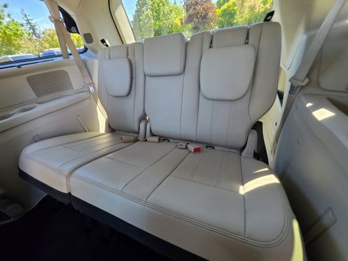 Used 2015 Chrysler Town & Country Touring-L FWD image 12