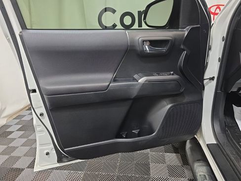 Used 2017 Toyota Tacoma TRD Sport w/ Exterior Package image 18